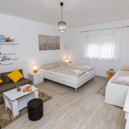 Gorgeous Home In Knin With Kitchen Kovacic Екстериор снимка